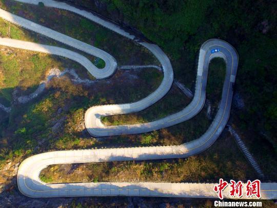 航拍梁慧君驾车挑战天门山99弯盘山公路。 向韬 摄 航拍梁慧君驾车挑战天门山99弯盘山公路。