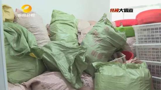 经检查发现,这些假冒槟榔很多是用过期的低价槟榔重新卤制而成的。