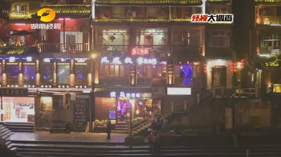 晚上七点，夜幕降临，随着沱江两岸的酒吧歌声飘来，属于年轻人的夜晚开始了，可这夜幕下除了普通游客，还有一种人也在忙碌。