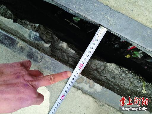 ▲桥梁西侧伸缩缝平均宽度为120毫米