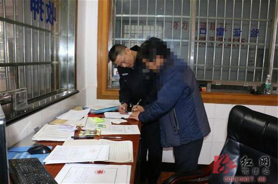 犯罪嫌疑人在拘留书上签字