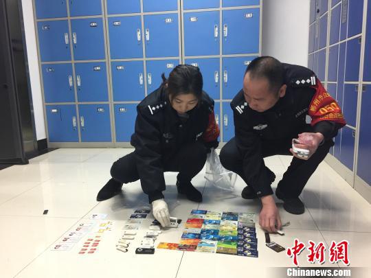 警方工作人员在清查嫌疑人作案工具。　通讯员 曾鸣 摄