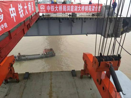 图为蒙西华中铁路洞庭湖大桥主桥钢箱梁合龙施工过程