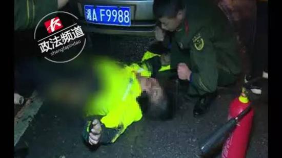 ▲现场消防人员询问伤者情况