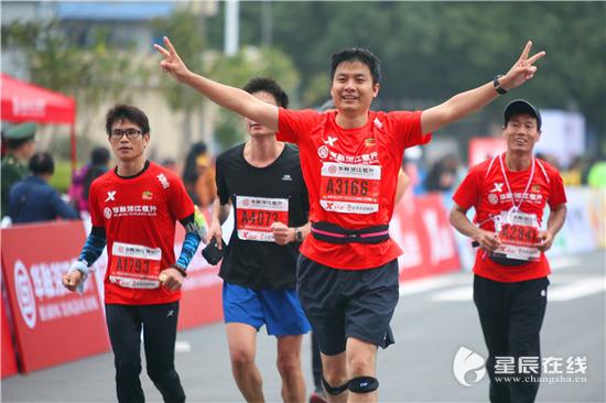 (参加马拉松，也成为了众多长沙市民的爱好之一。)