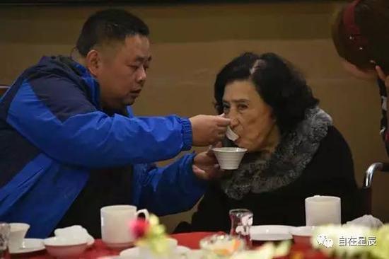 （李晓阳看望张灵甫遗孀王玉龄。）