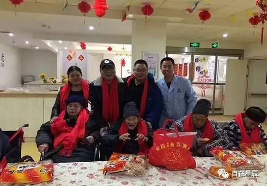 　（2017年大年初一，李晓阳去看望抗战老兵伏笑雨。）