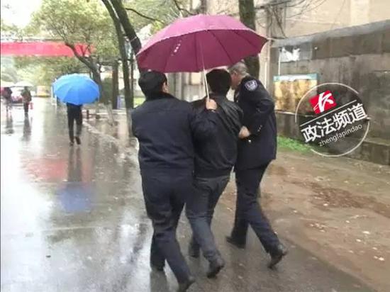 ▲还是那把红伞…咱们警局见!
