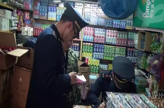 随后，温州市龙湾区公安分局联合市场监管局，突击检查辖区内多家小型超市、便利店和食杂店，现场查获假冒品牌创可贴数十箱。