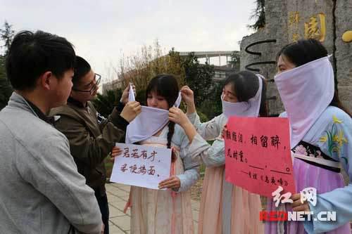 一同学答对了题,揭下汉服美女面纱。