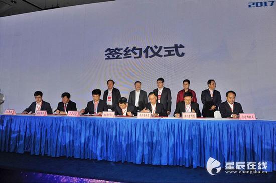 　　(湖南湘江新区党工委委员、管委会副主任罗社辉与58集团CEO姚劲波分别签订战略合作协议。星辰全媒体记者 覃翊 摄)