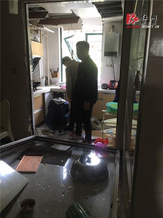 工作人员勘查闪爆现场