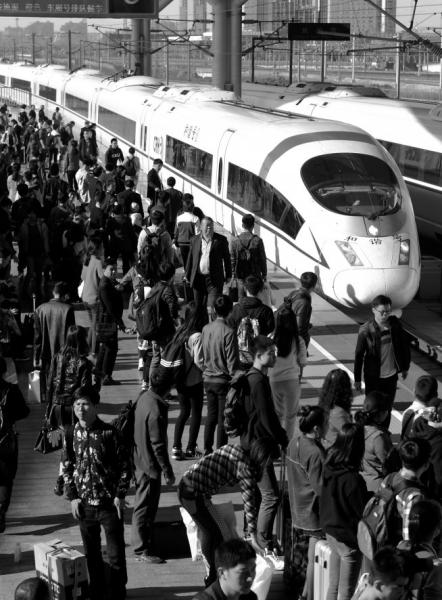 4月2日，高铁长沙南站，大批旅客候车准 备出行。图/湖南日报记者郭立亮