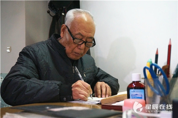 　　（退休后，戴清海自学医疗知识，并用自己所学的知识来照顾父亲和儿女。）