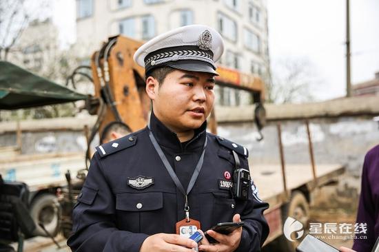 （民警谢鹏向星辰全媒体记者讲述当时的情况。均由实习记者 文帅伟/摄）