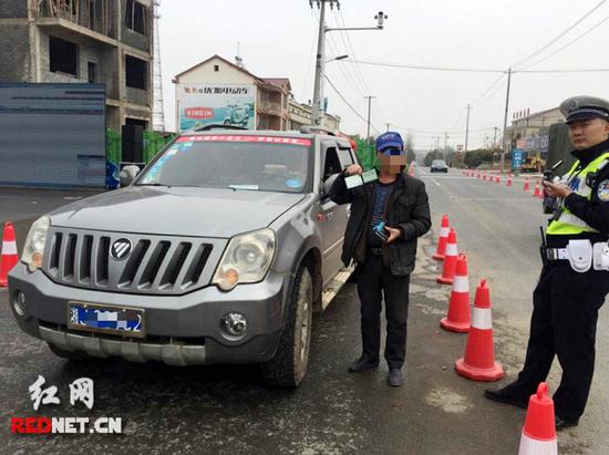 “百日会战”期间，驾驶员罗某使用伪造的驾驶证被常德交警查处，他将面临罚款5000元、记12分、行政拘留15日的处罚。