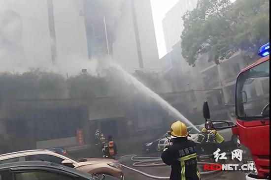消防官兵正在进行紧急扑救。