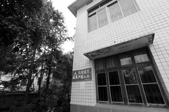 ▲临近山体塌陷的房子上贴有警示牌。
