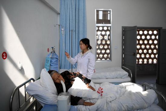     3月31日，张顺娣老人正在昂洞卫生院病房里接受呼吸道雾化治疗。李尕 摄
