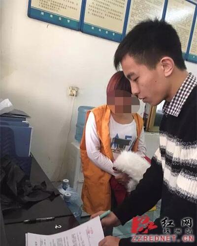 民警正在与可可进行沟通。