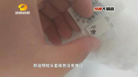 经过对记号的查看,床单、被单、以及枕头套均没有更换。那么清洁工在打扫这间房间时是如何打扫的呢?