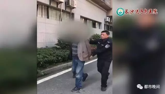 此时,房间内嫌疑男子试图逃跑,被两名小区保安当场拿下,接到报警的民警迅速赶到现场,大声呼救、头部受伤的小女孩被紧急送医。