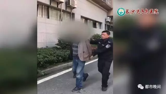 此时，房间内嫌疑男子试图逃跑，被两名小区保安当场拿下，接到报警的民警迅速赶到现场，大声呼救、头部受伤的小女孩被紧急送医。