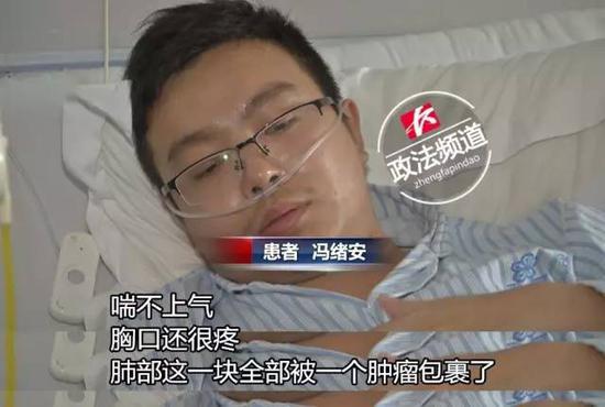 此时的冯绪安,看上去非常虚弱。医生透露,冯绪安的情况较为严重,也不能承受任何刺激。