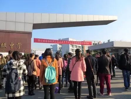 往年浙江省公务员考试时考生入场,当时他们身上仍穿冬衣。
