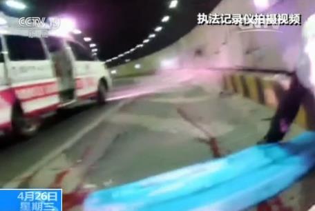 这起事故造成1人死亡、3人不同程度受伤，摩托车及隧道设施受损。