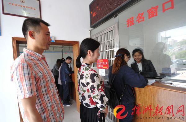 在我市某驾校内,学员正在排队报名(记者 谭清云 摄)