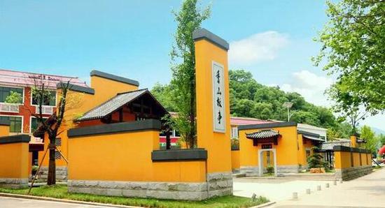 香山小镇建设包括:集镇立面改造、市政建设以及宁乡门、香山故事广场和老粮库等节点建设。