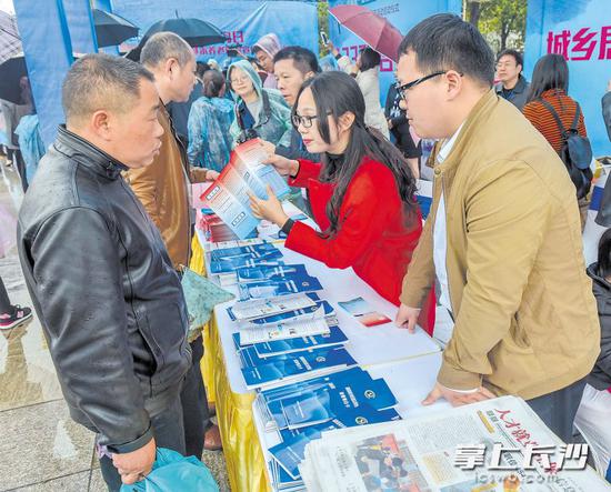 随着社会的发展,市民越来越关注自己的社保事项。图为市民正在向工作人员咨询社保事宜。 长沙晚报记者 陈飞 摄