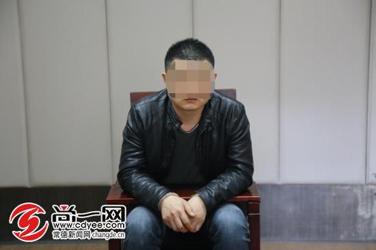 犯罪嫌疑人苏某在接受讯问。尚一网通讯员 王建军 摄