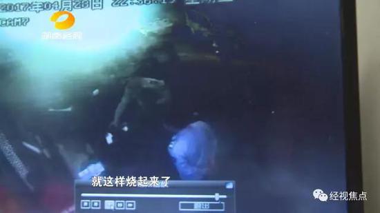 餐馆员工抗法点燃煤气罐 烧了城管两台执法车