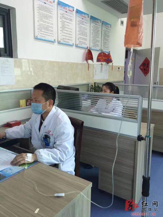 常德市第一人民医院医生皮伟巍边吊水边给病人开医嘱
