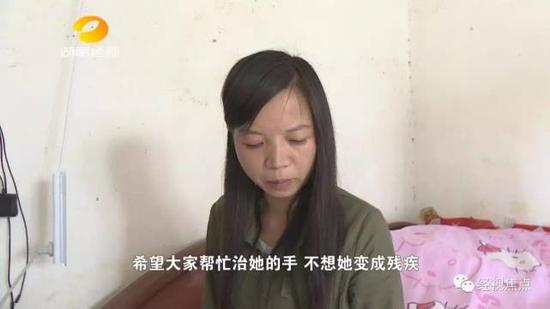 为了帮助小思怡，记者带着母女俩来到了省人民医院烧伤整形科进行检查。