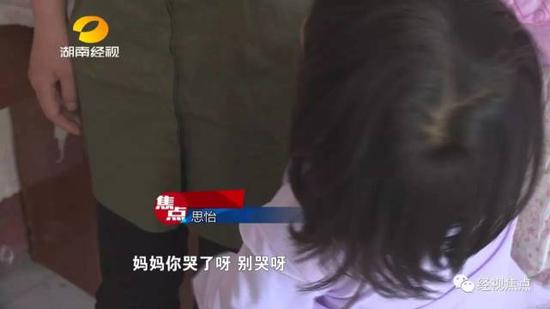 为了帮助小思怡，记者带着母女俩来到了省人民医院烧伤整形科进行检查。