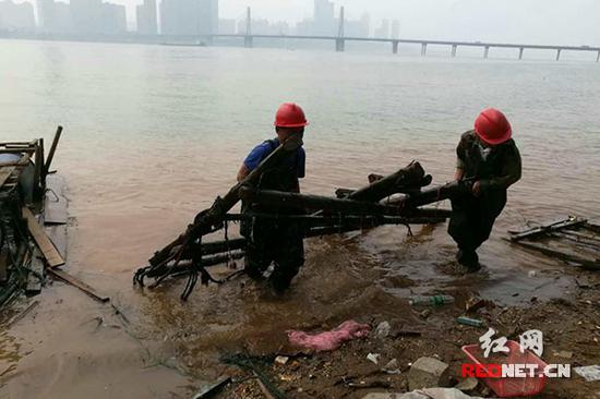 街道还组织工作人员进行了河道垃圾清理。