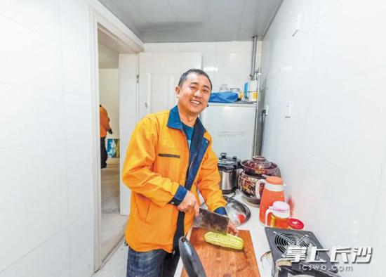 芙蓉区为市政、环卫工等公益性岗位提供公租房,一室一厅的温馨小家基本设施齐全。 长沙晚报记者 陈飞 摄
