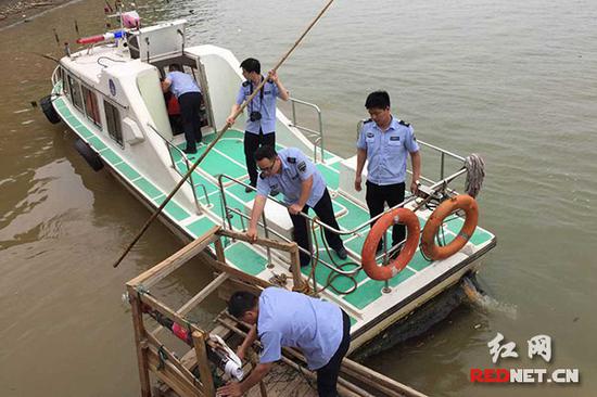 5月2日,长沙新河街道联合渔政执法部门严查辖区内的非法捕捞。