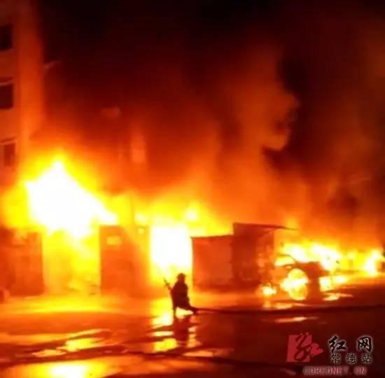 常德一汽配店凌晨起火店内烧空店外4台小车烧