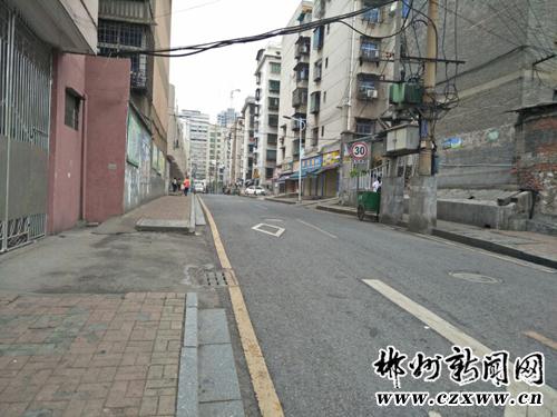 三完小门口的前进路