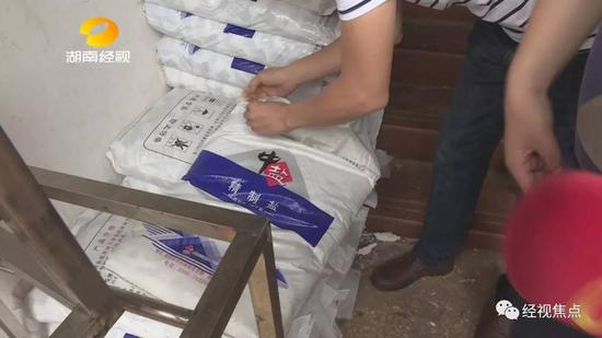 如果你也碰到了“脚臭盐”,一定要立刻向当地盐务部门举报。长沙的举报电话是0731—88496105。