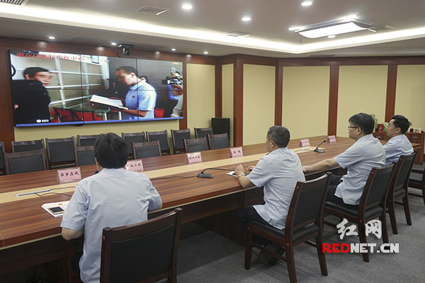 湖南省高级人民法院执行指挥中心，正进行远程指挥执行工作。