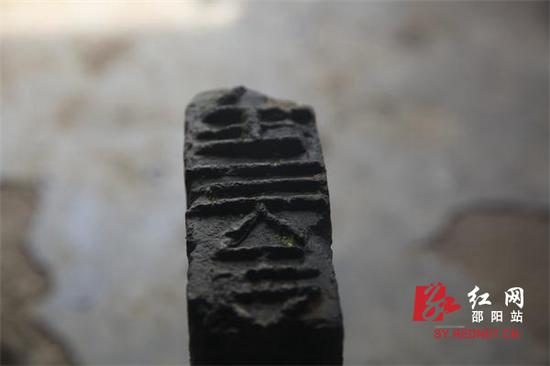 青灰色的砖。