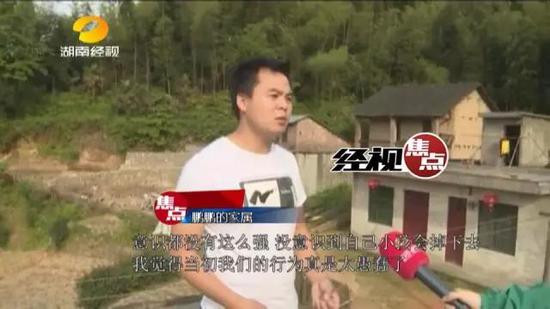 意外发生后,鹏鹏的家人赶紧拨打了120急救电话,并且抱着鹏鹏跑下了山,希望早一点遇到救护车。