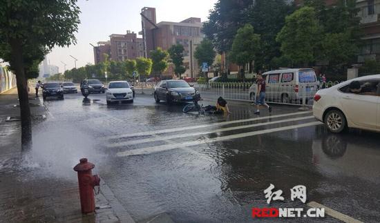 截至上午10时，消防栓仍未修好。