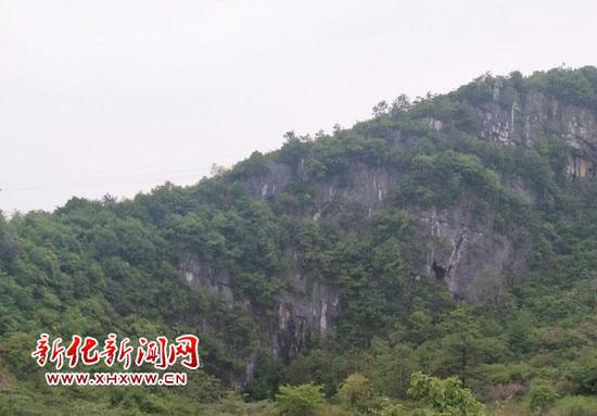 新化县温塘镇炭山岭“呜哇峒景区”因境内闻名遐迩的“呜哇峒”而得名。距温塘镇区13公里。距杨柳江冰臼峡谷仅2公里。