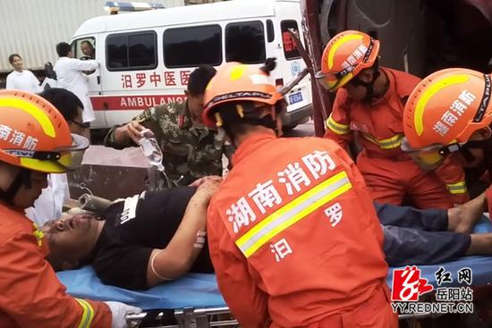 另一名被困伤者被成功救出并送上救护车。